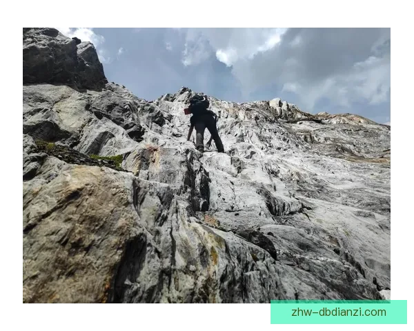 登山历史探秘：征服自然高峰的人类勇气